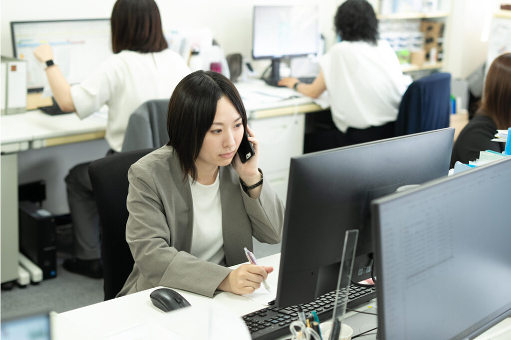 電話対応をする正社員 Sさん