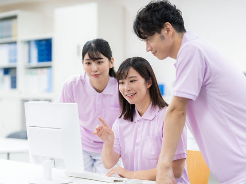 介護士がパソコンを見る様子